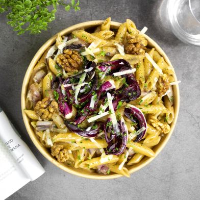 Penne con radicchio in tre consistenze, noci e pecorino