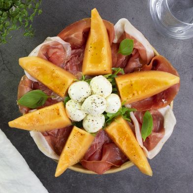 Crudo di Parma 18 mesi DOP con melone e ciliegine di mozzarella