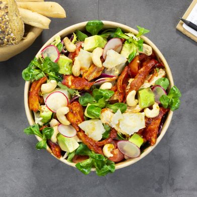 Insalatona di pollo sfilacciato alla paprika, grana, avocado, pomodori