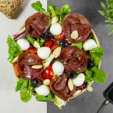 Insalatona di bresaola, mozzarelline, olive nere e mandorle pelate