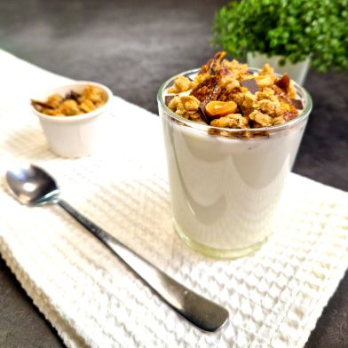 Yogurt greco artigianale con crunchy muesli cioccolato e nocciole