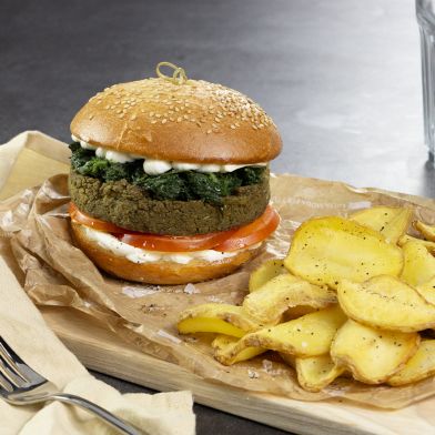 Burger di legumi homemade 140gr con spinaci spadellati, pomodoro, crema al formaggio e patate dippers