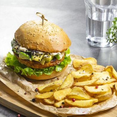 Burger Veggy di Zucca e ceci con avocado, insalata gentile e patate dippers