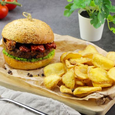 Burger veggy di lenticchie e cavolo viola con crema di piselli, pomodorini semi-dry e patate dippers